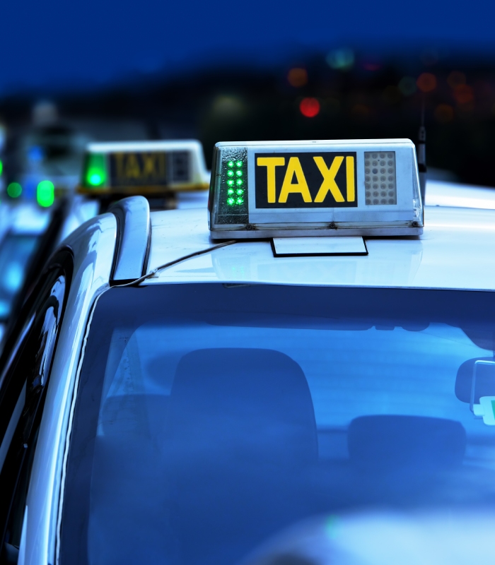 Taxi de nuit avec lumineux sur le toit pour transport de passagers