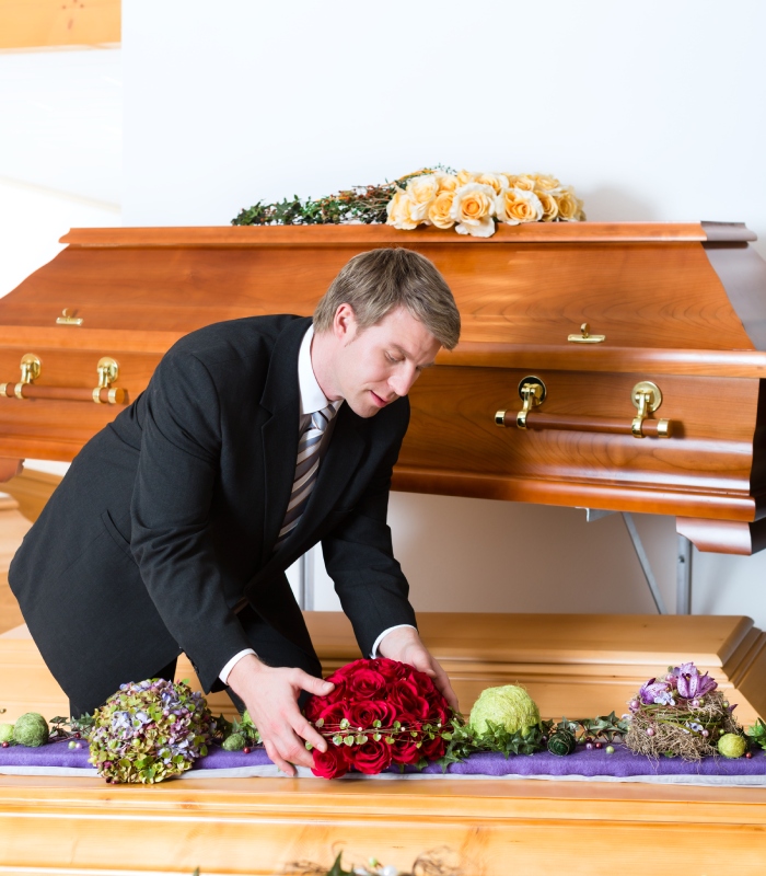 Préparation d’un cercueil avec fleurs pour une cérémonie funéraire